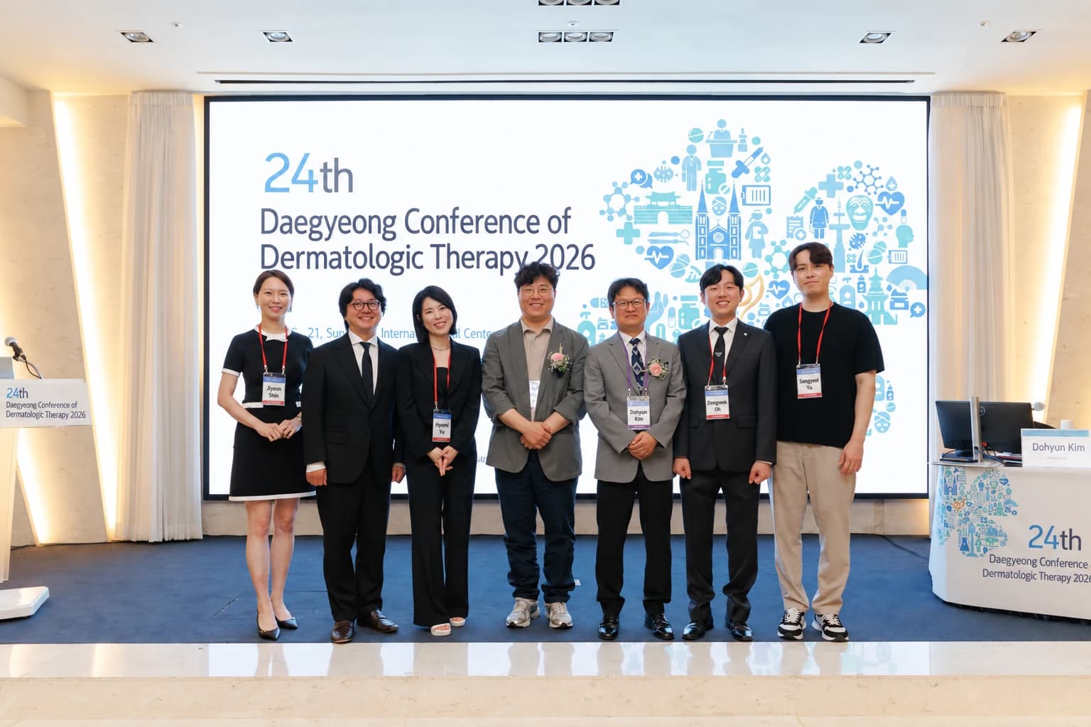 Group photograph of speakers at the Daegyeong dermatology conference