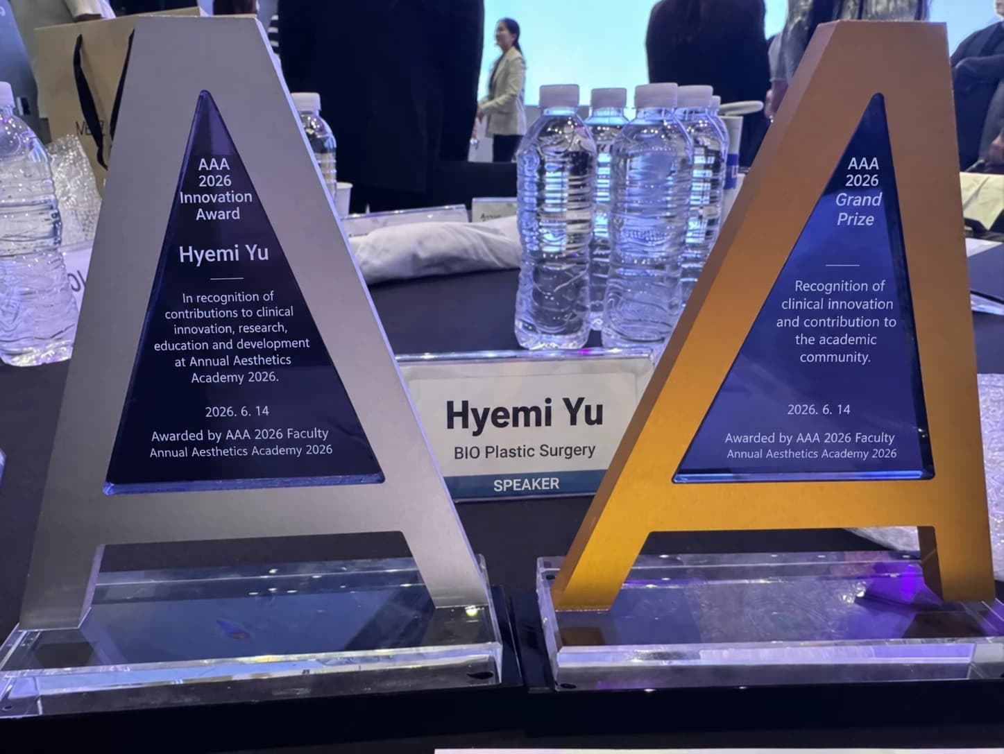 Source photograph of conference awards — award details require verification — AI-assisted English adaptation; not an unedited medical original