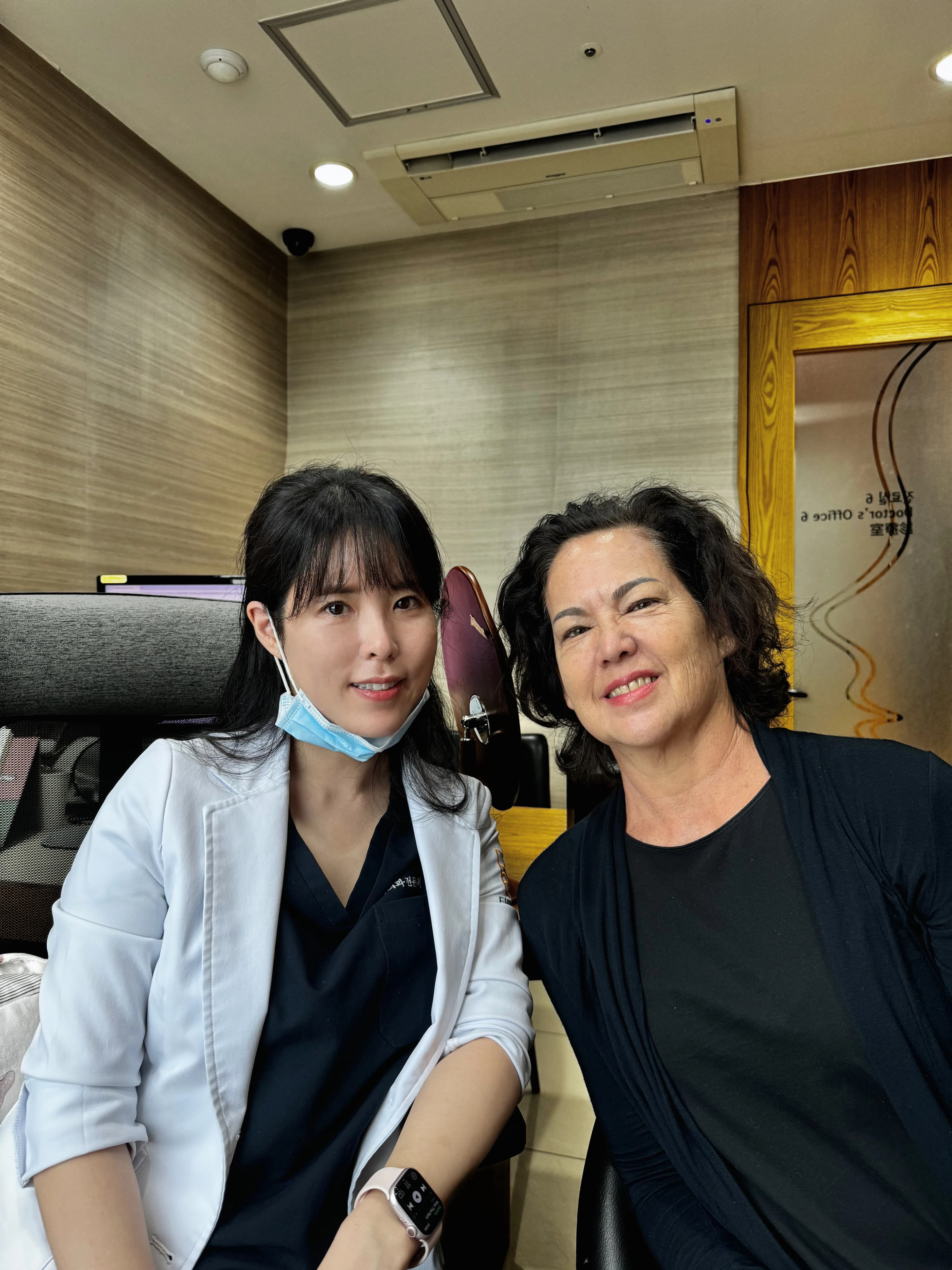 의료인 환자와의 원문 사진 — 작은 문구 판독·영문화 미완료