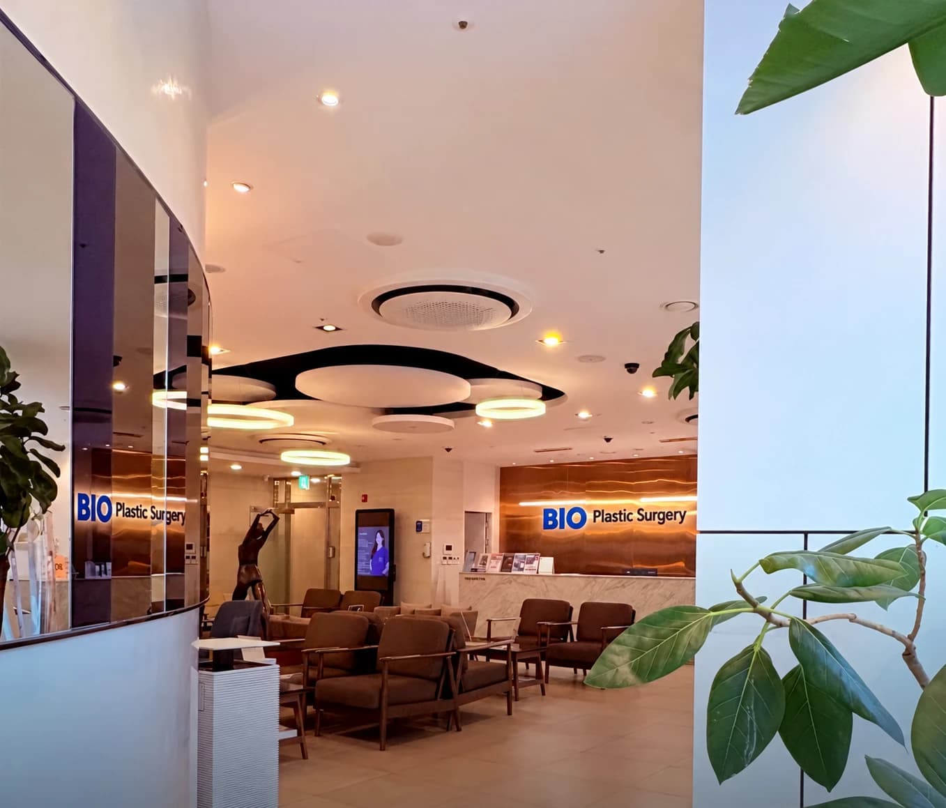 Historical BIO Plastic Surgery interior — not current 1PM location information — AI-assisted English adaptation; not an unedited medical original